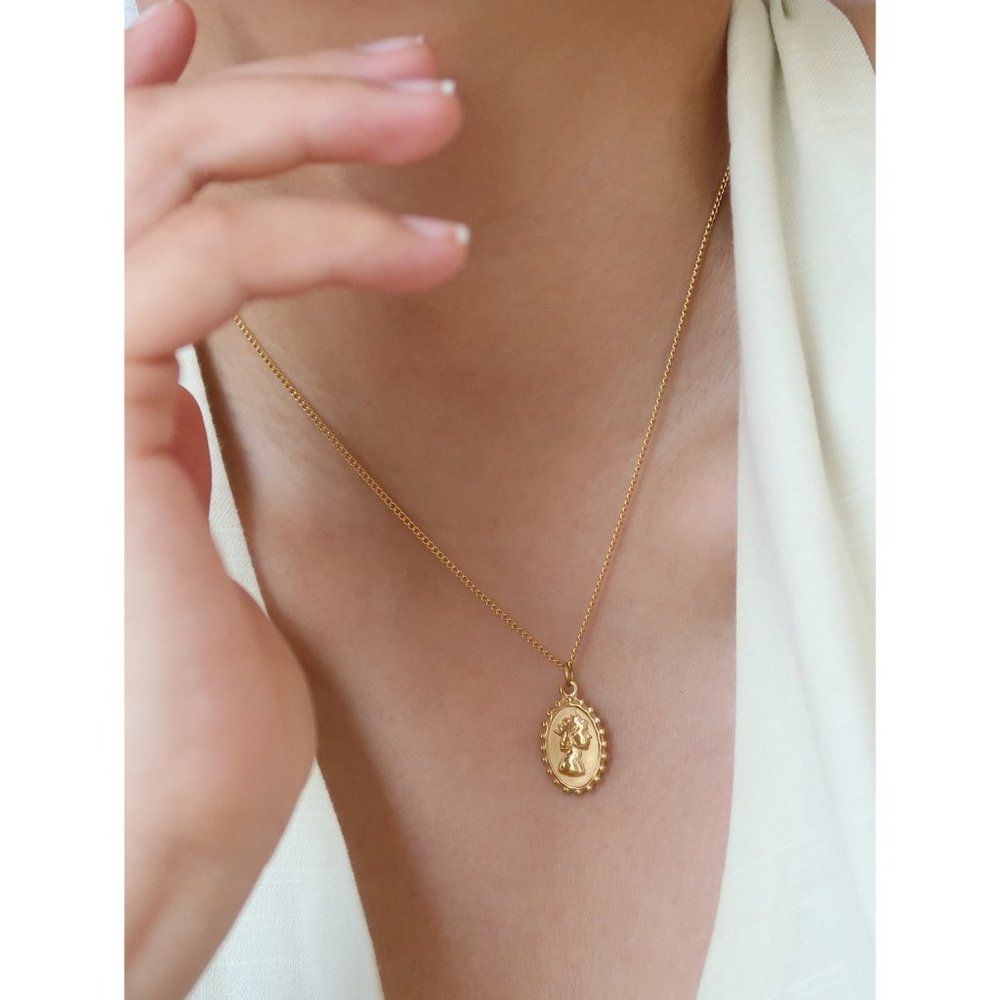 NEW 18K Gold Plated Oval Coin Queen Elizabeth Figure Pendant Necklace - Picture 2 of 10
